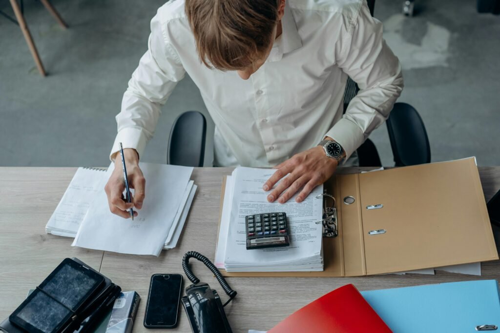 Asesor fiscal, contable y laboral calculando impuestos